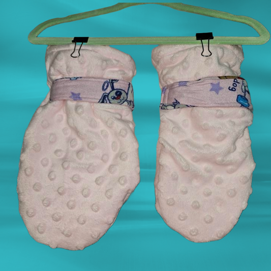 Gorgeous Mittens with D links for restraining.