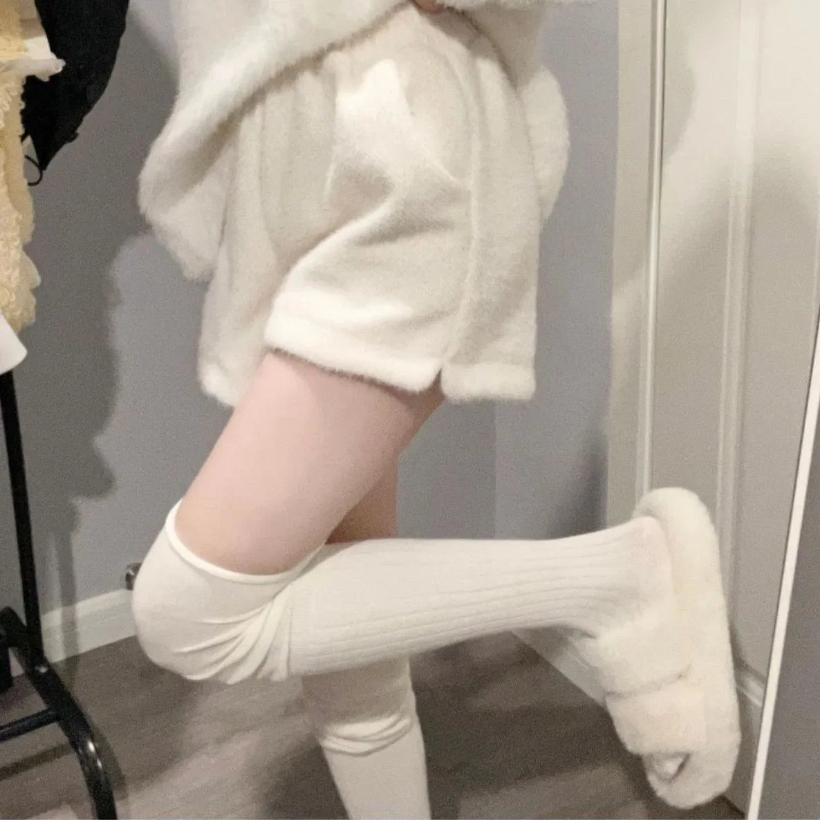 Women's Cute Soft Short Pants White Otter Fur Elastic Loose Slimming Autumn Winter Plush A- Line Wide Leg Shorts Casual Wear